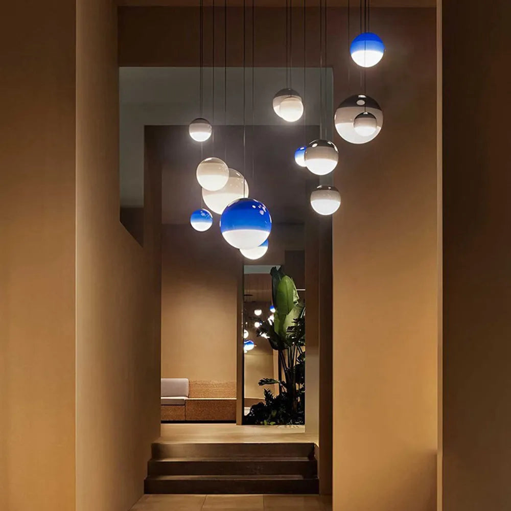 Pendelleuchte mit farbigem Glaskugel-Design