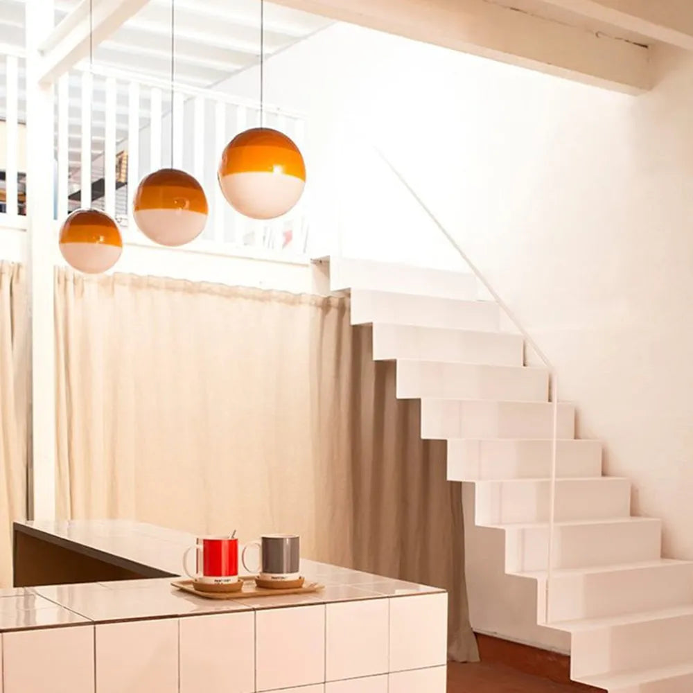 Pendelleuchte mit farbigem Glaskugel-Design