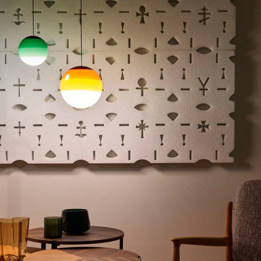 Pendelleuchte mit farbigem Glaskugel-Design