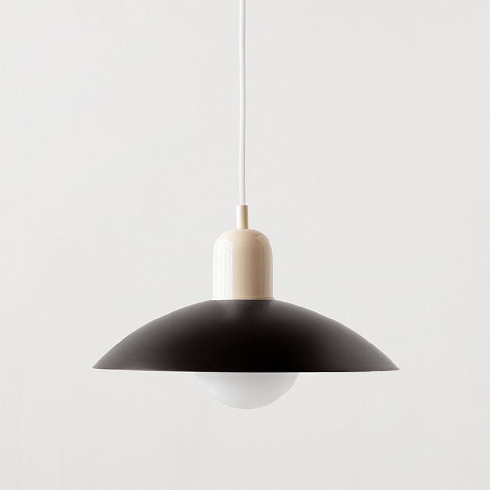 Lampada a sospensione con paralume moderno in metallo colorato
