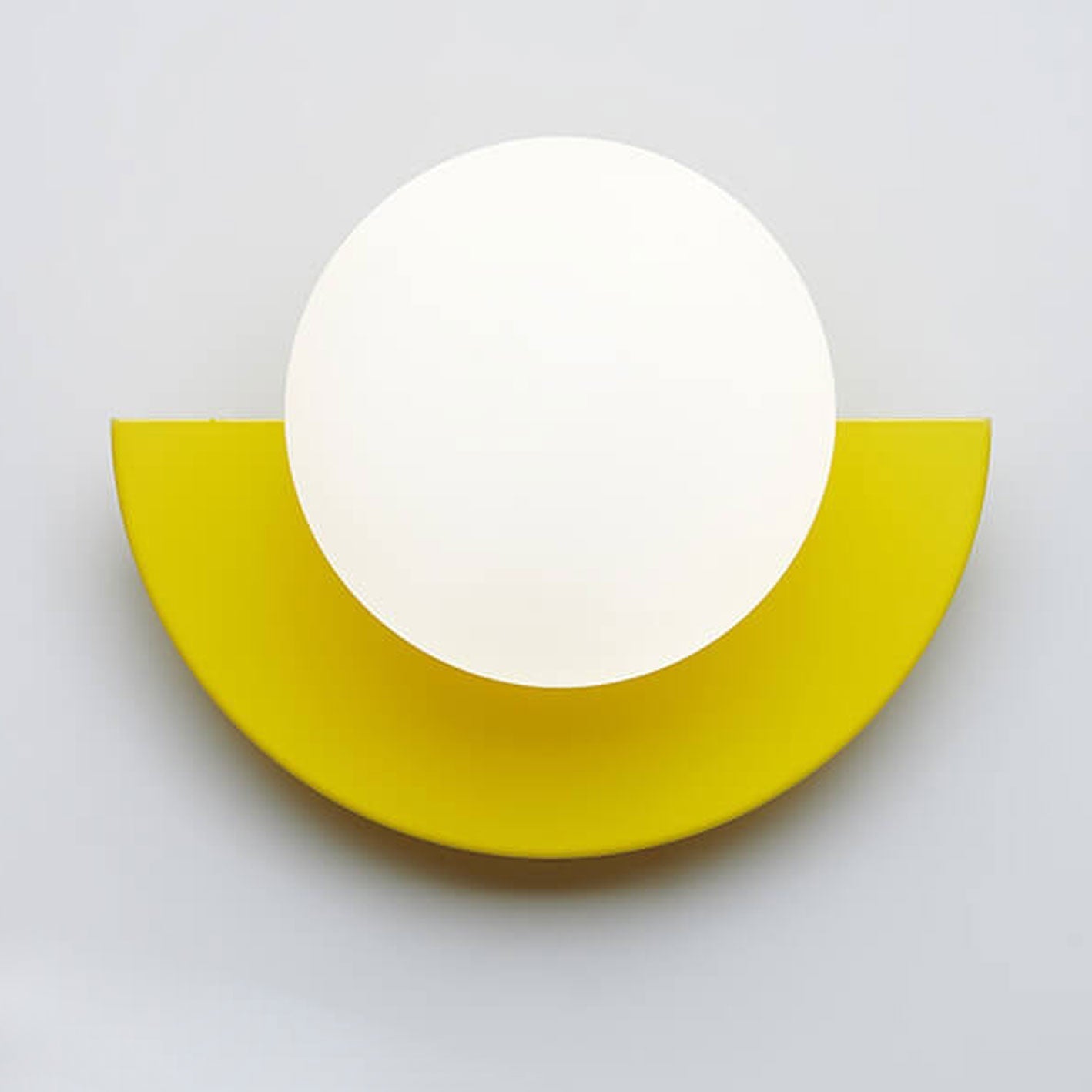 Glas-Kugel-Wandlampe mit farbenfroher Basis