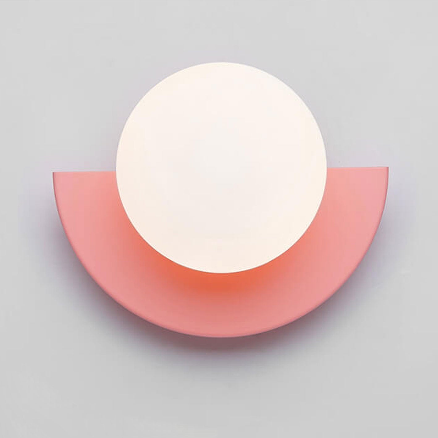Glas-Kugel-Wandlampe mit farbenfroher Basis
