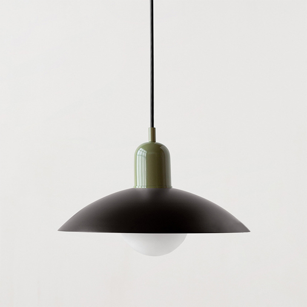 Lampada a sospensione con paralume moderno in metallo colorato