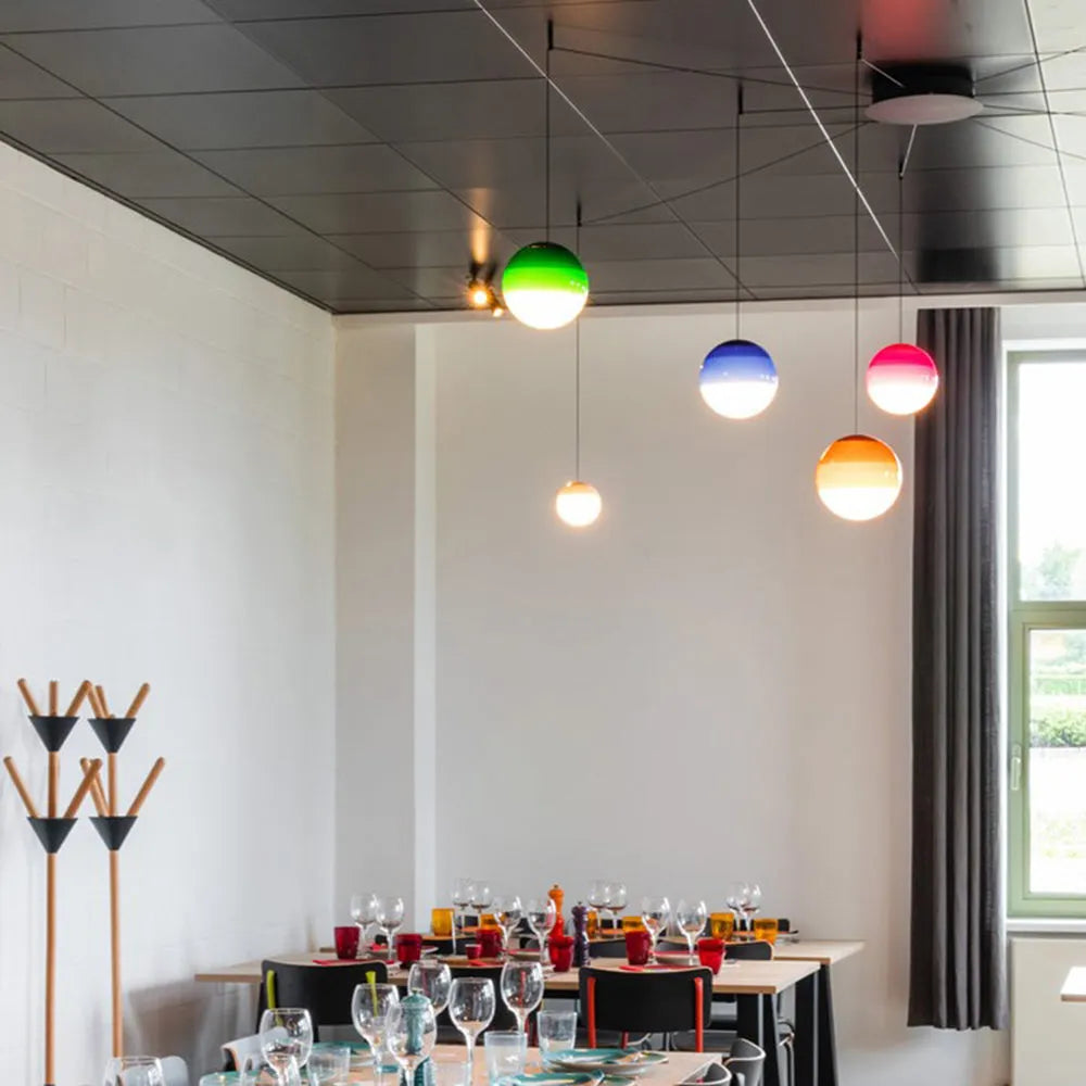 Pendelleuchte mit farbigem Glaskugel-Design