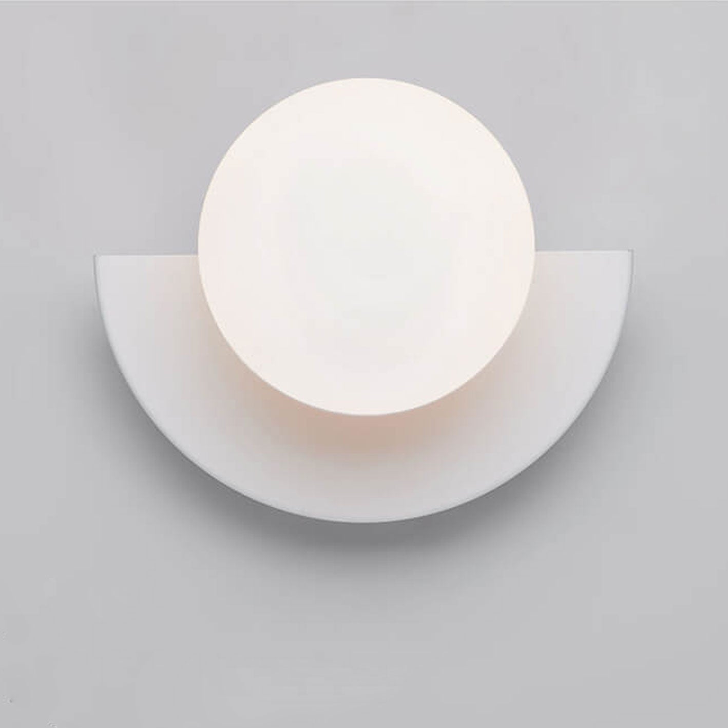 Glas-Kugel-Wandlampe mit farbenfroher Basis