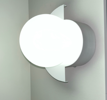 Glas-Kugel-Wandlampe mit farbenfroher Basis