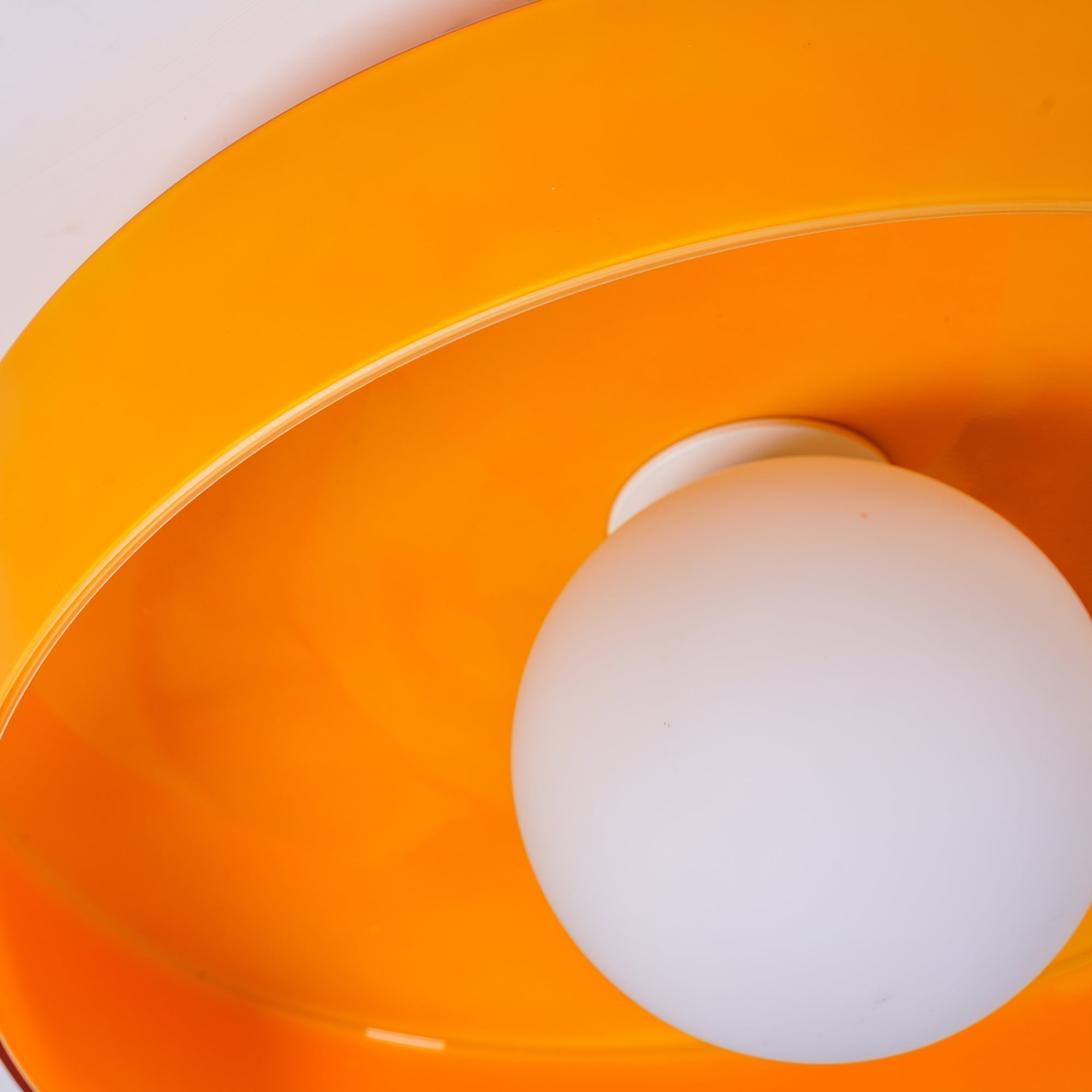 Lampada da soffitto moderna con struttura rotonda in vetro