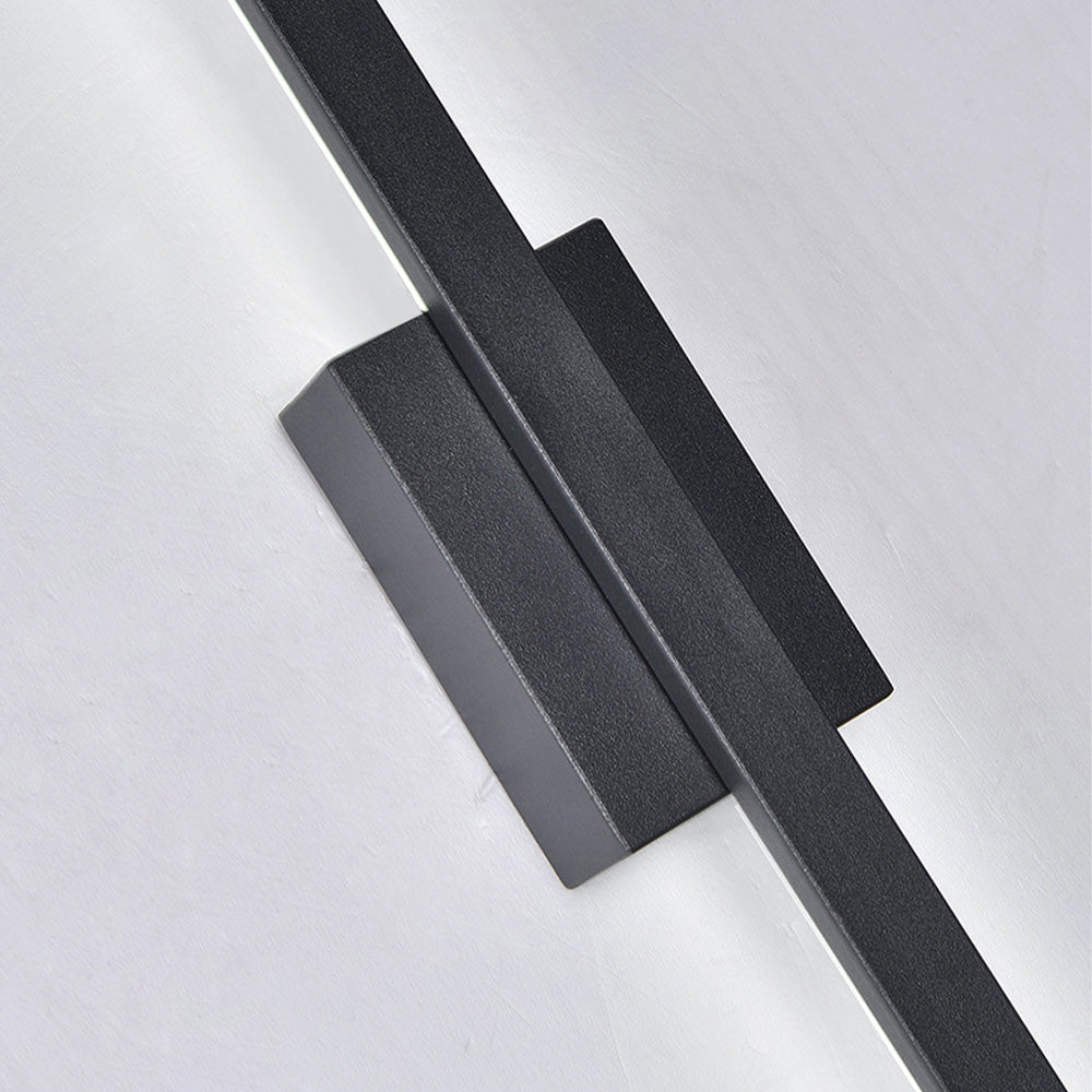 Apliques de pared LED de hierro largos, minimalistas e industriales, para una decoración contemporánea y una iluminación elegante.
