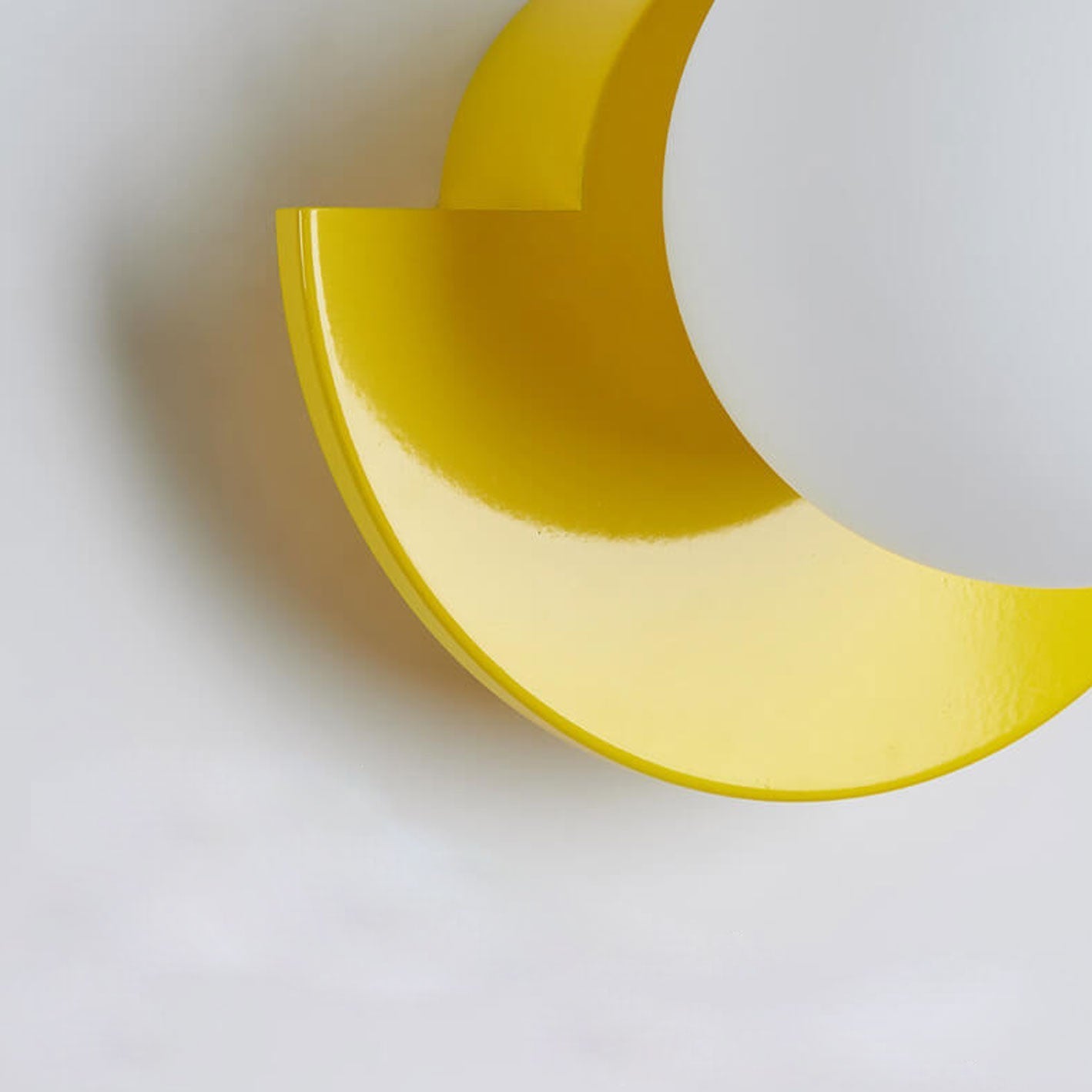 Glas-Kugel-Wandlampe mit farbenfroher Basis