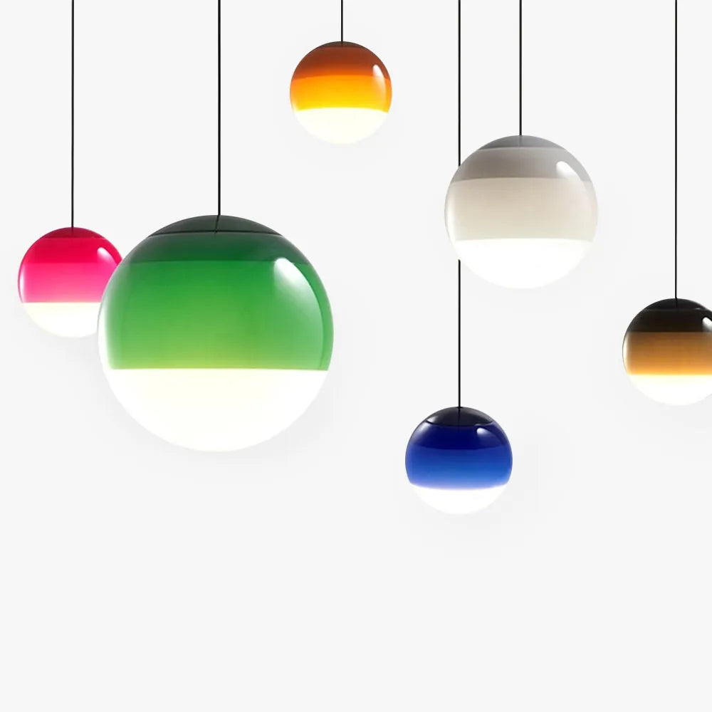 Pendelleuchte mit farbigem Glaskugel-Design