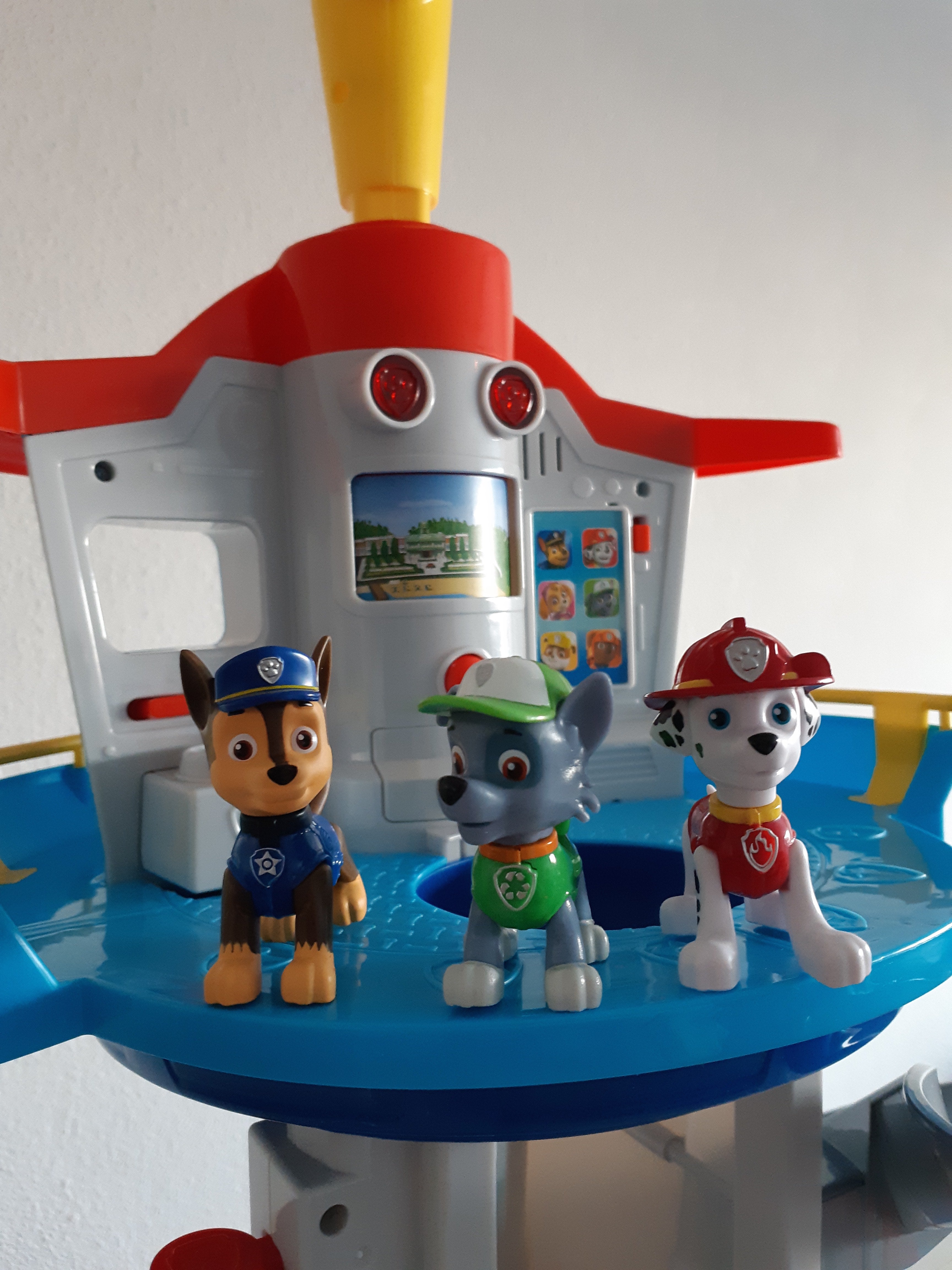 Juego infantil con coches y tobogán