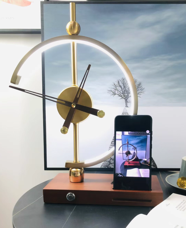 Lámpara de mesa con cargador inalámbrico y reloj