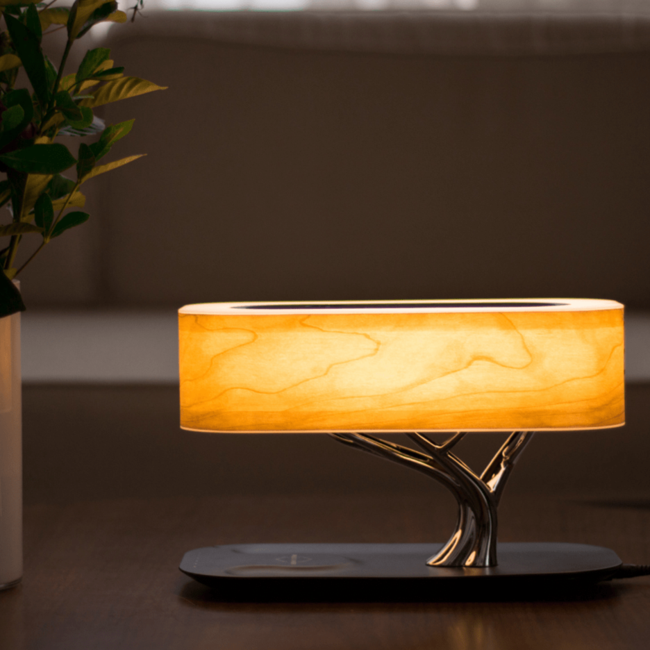 Moderne Holz-Tischlampe mit kabelloser Ladefunktion