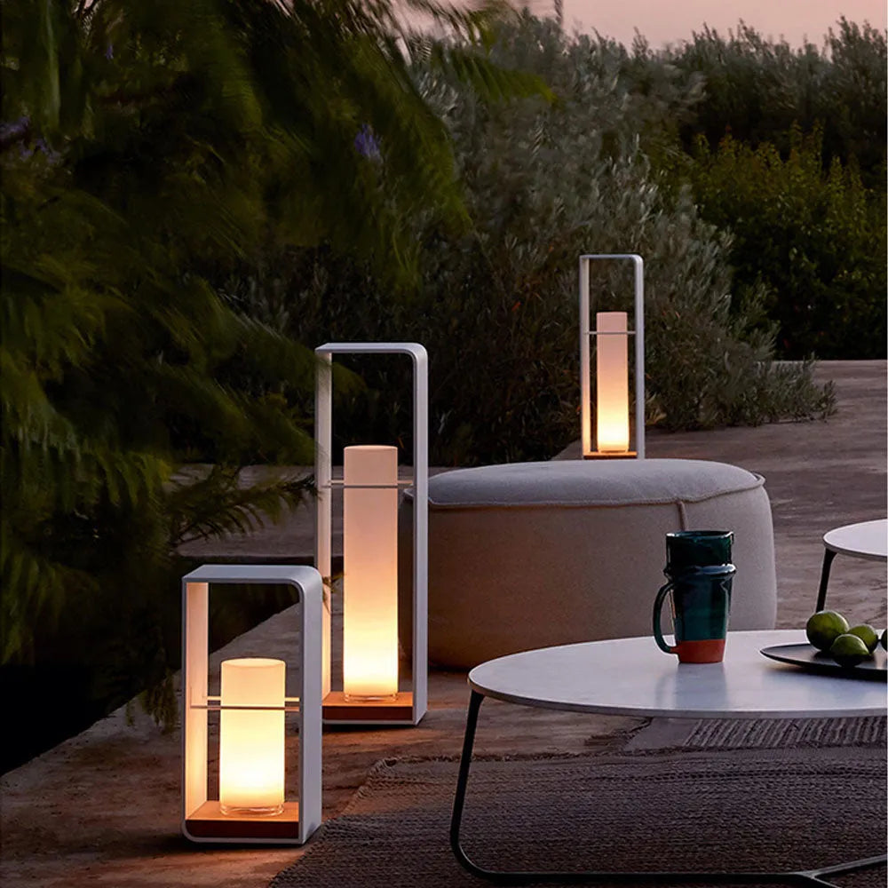 Lámpara de pie para exterior de metal con luz LED solar