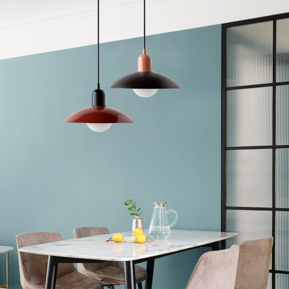 Lampada a sospensione con paralume moderno in metallo colorato