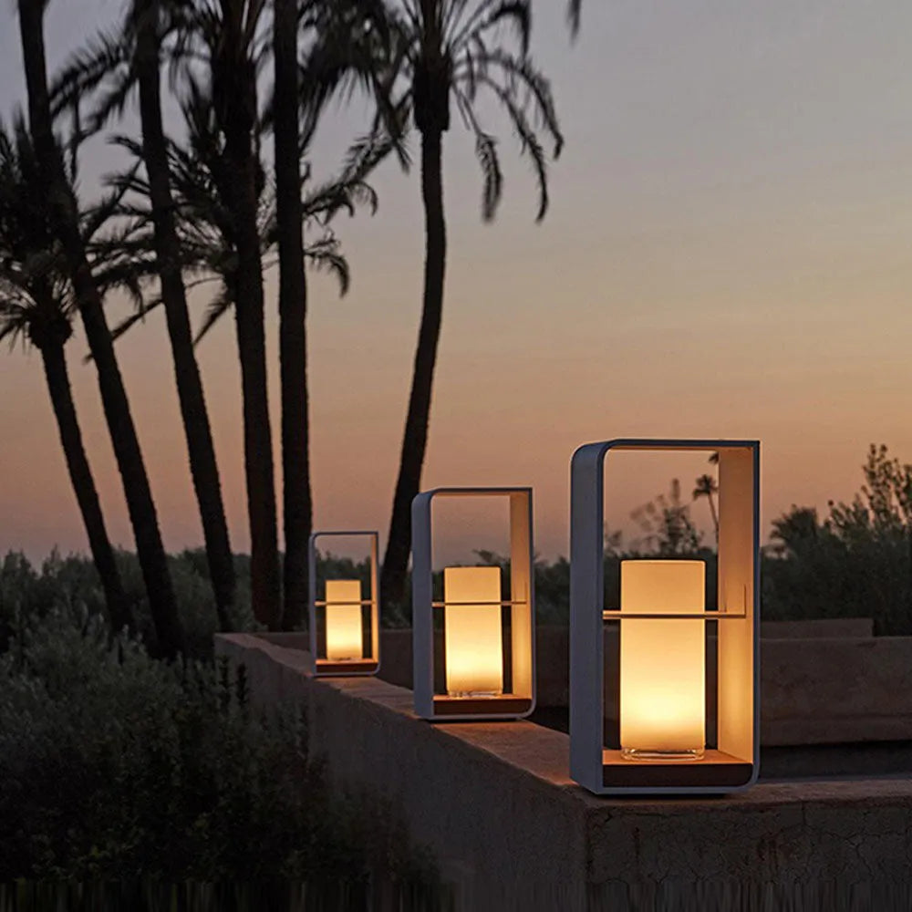 Lámpara de pie para exterior de metal con luz LED solar