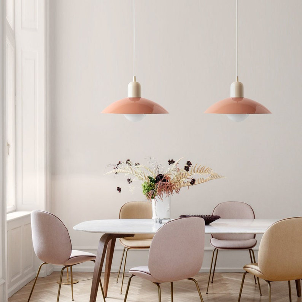 Lampada a sospensione con paralume moderno in metallo colorato