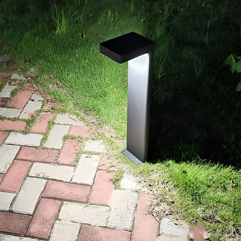 Luce solare da giardino con struttura in metallo nero