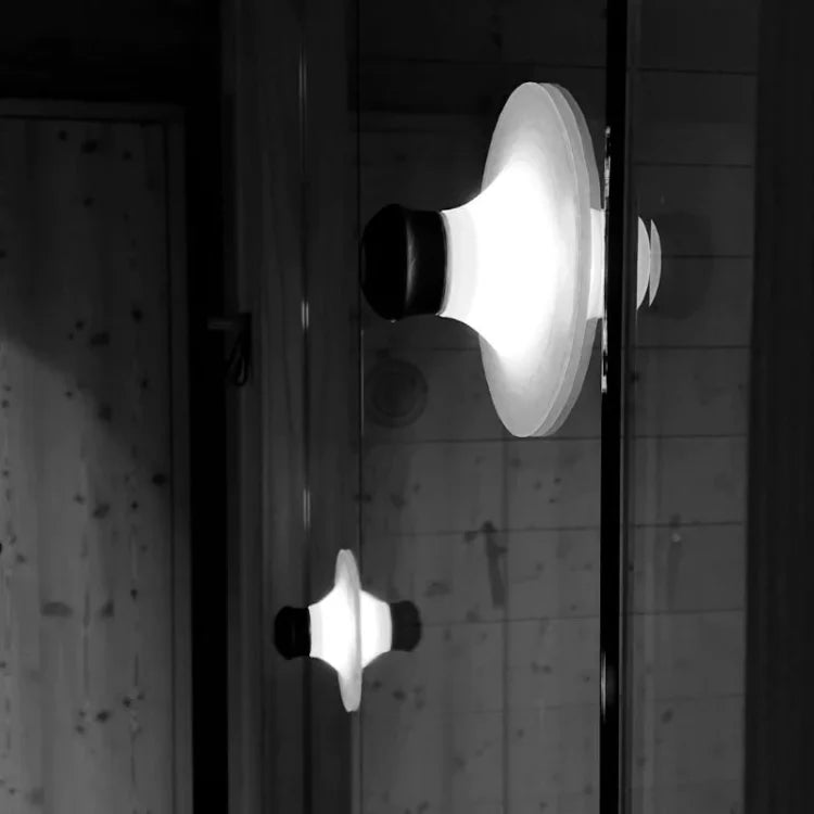 LED-Wandleuchte mit wiederaufladbarer Saugnapfhalterung