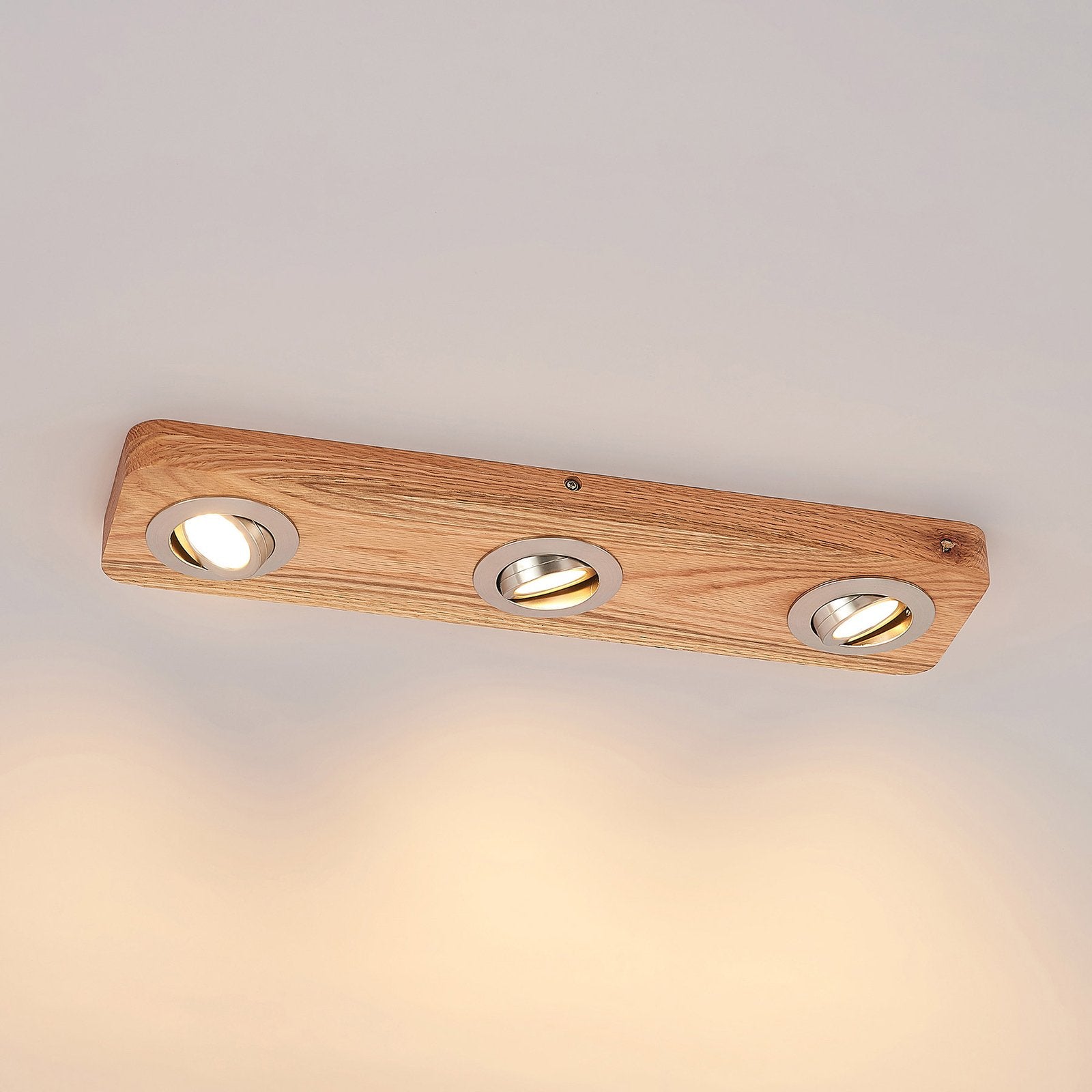 Plafoniera con struttura in legno e faretti LED