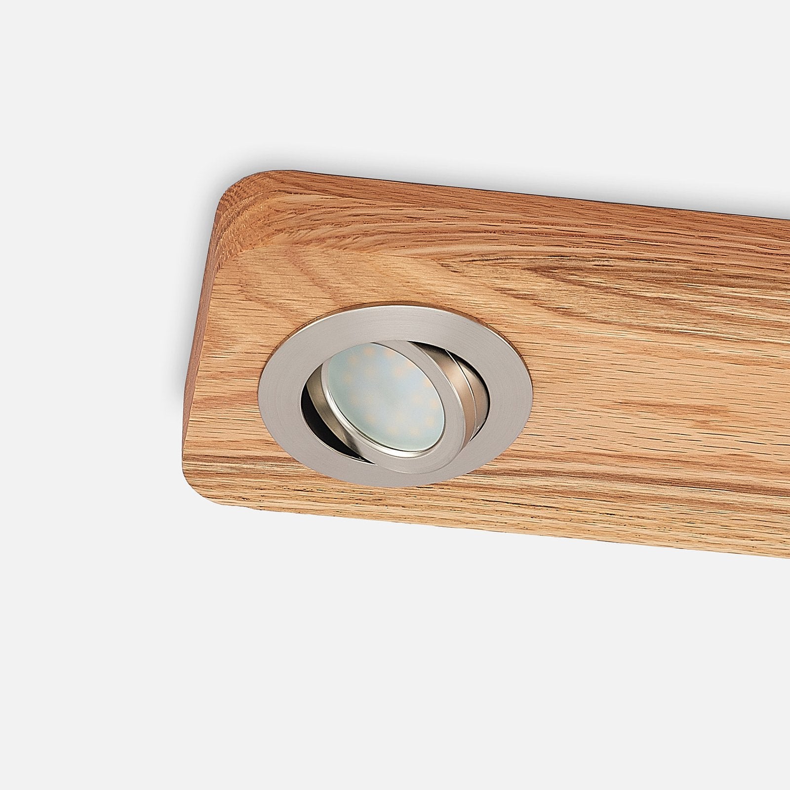 Plafoniera con struttura in legno e faretti LED