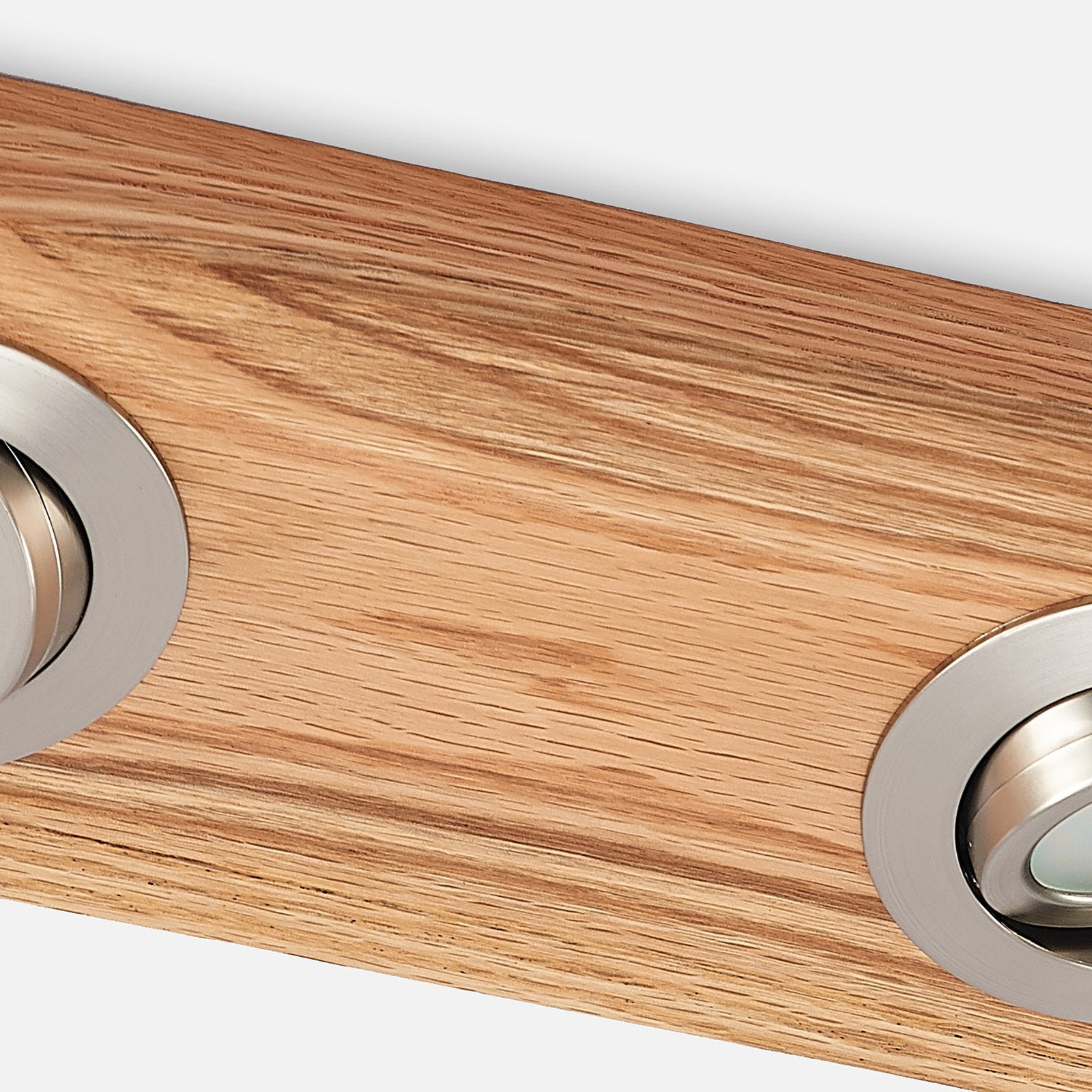 Plafoniera con struttura in legno e faretti LED