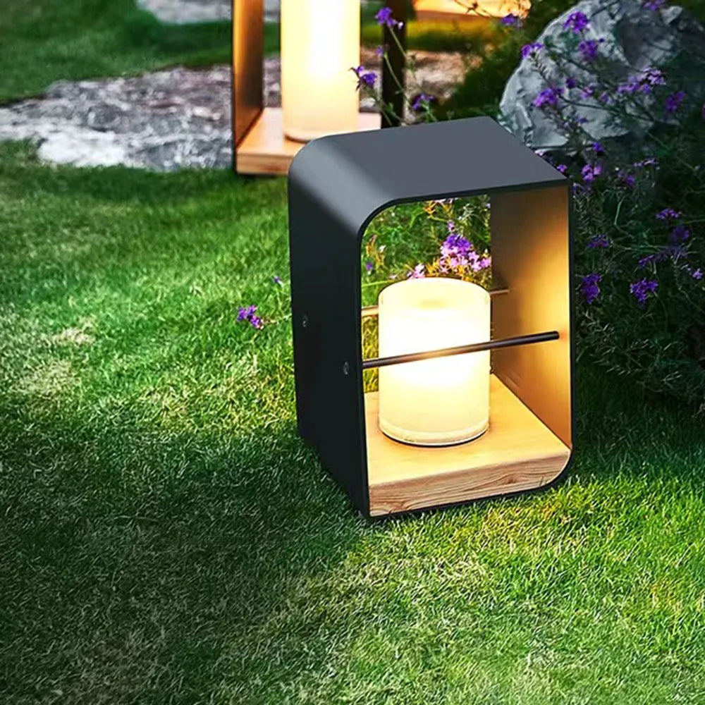 Lámpara de pie para exterior de metal con luz LED solar