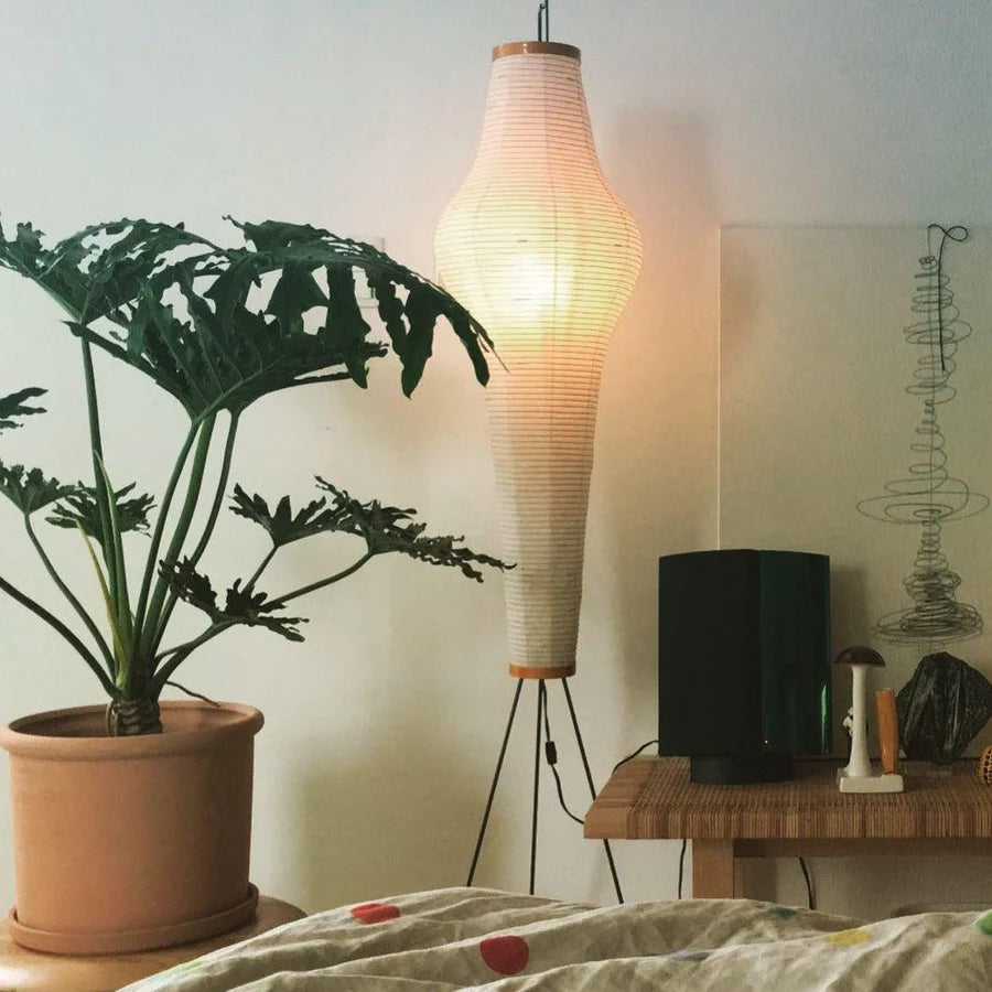 Lámpara de pie con pantalla minimalista de papel