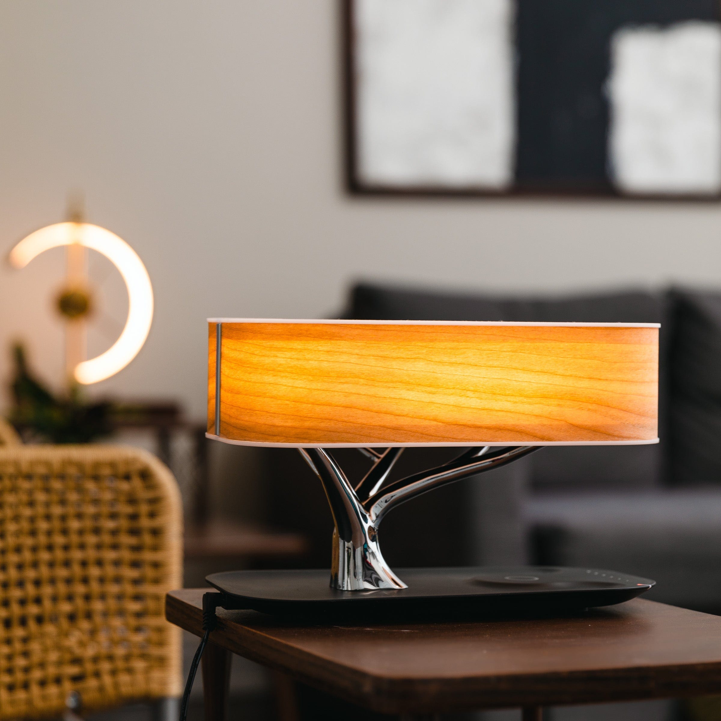 Moderne Holz-Tischlampe mit kabelloser Ladefunktion