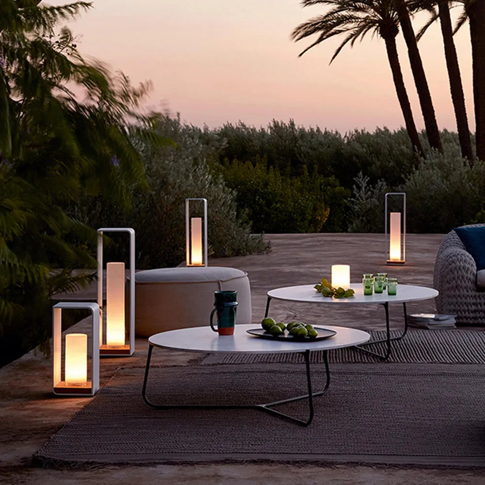 Lámpara de pie para exterior de metal con luz LED solar