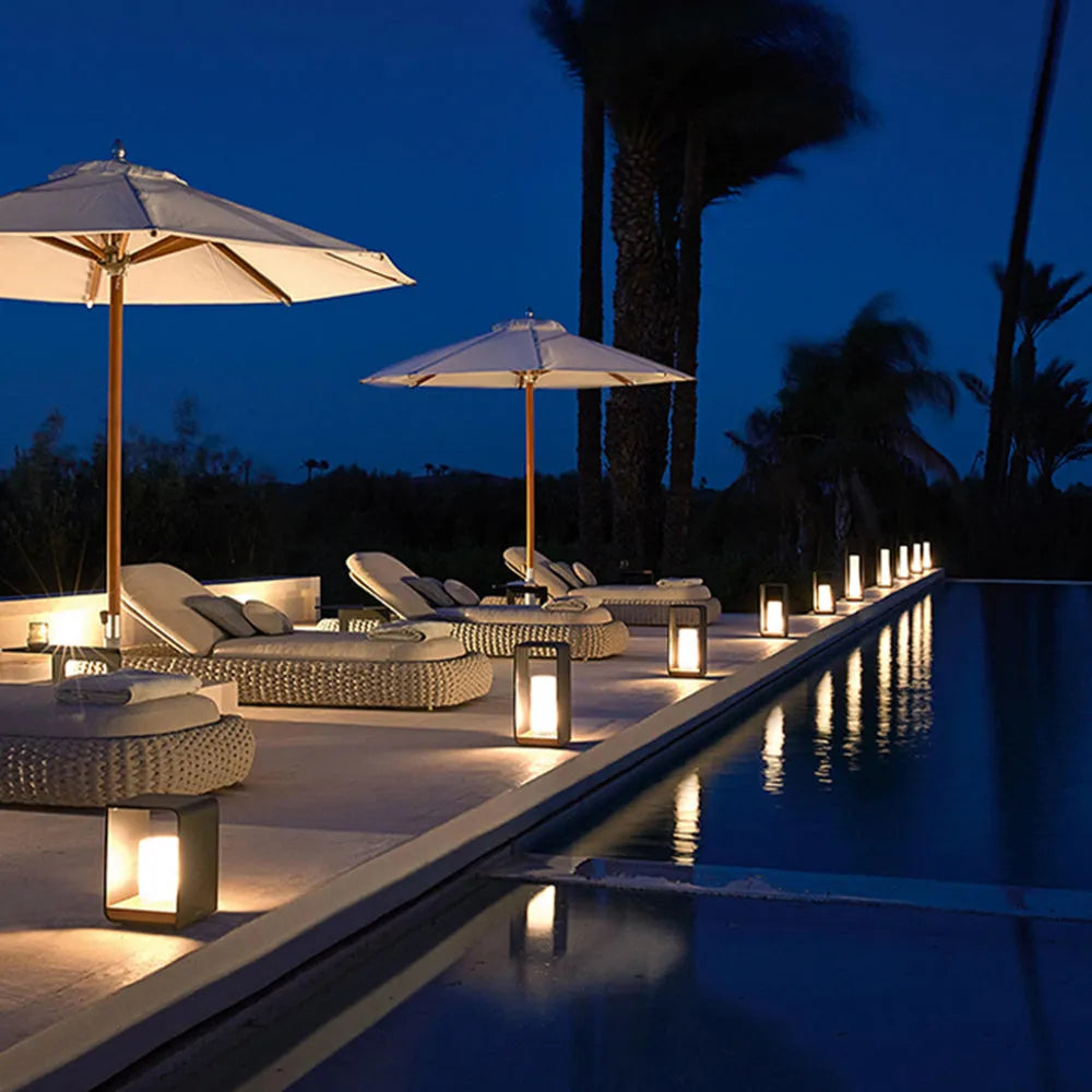 Lámpara de pie para exterior de metal con luz LED solar