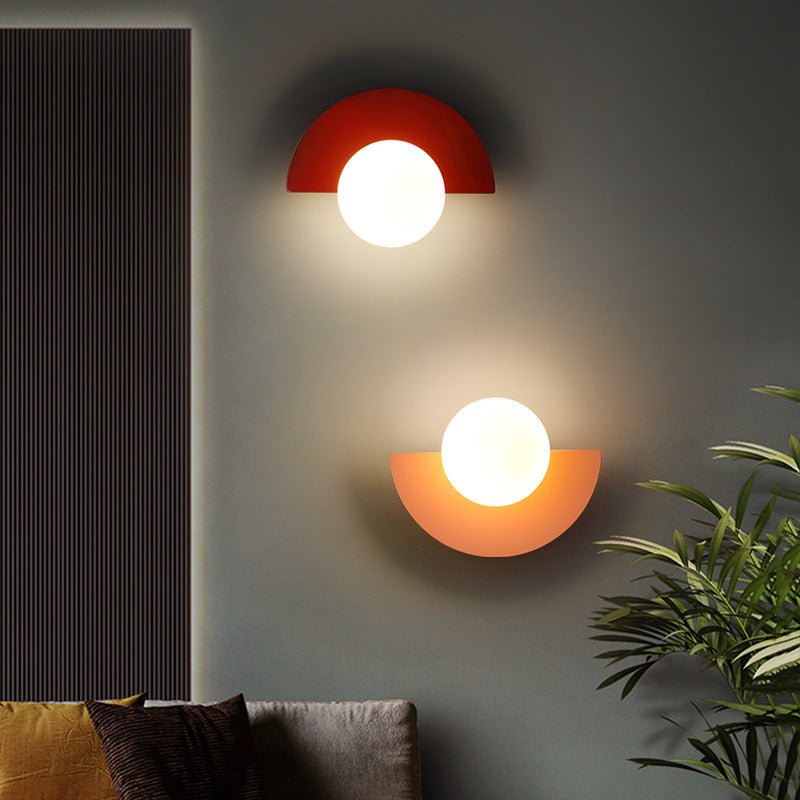 Applique murale à globe en verre avec base colorée