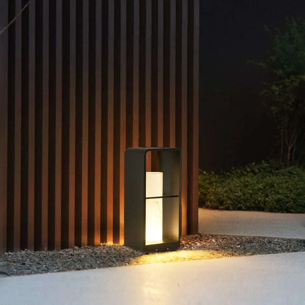 Lámpara de pie para exterior de metal con luz LED solar