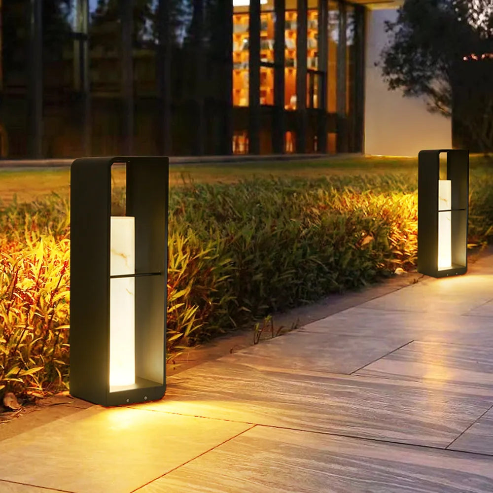 Lámpara de pie para exterior de metal con luz LED solar