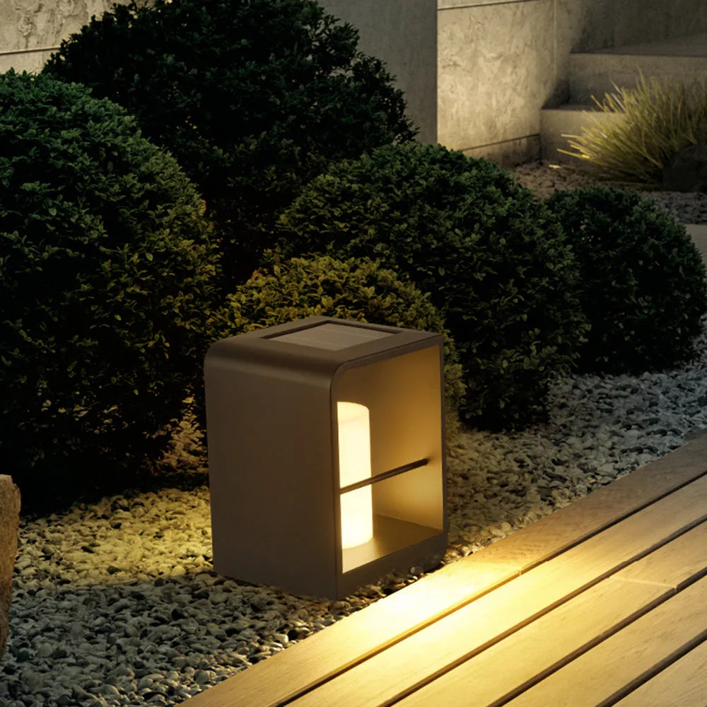 Lámpara de pie para exterior de metal con luz LED solar