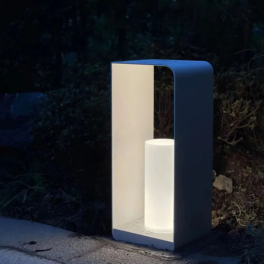 Lámpara de pie para exterior de metal con luz LED solar