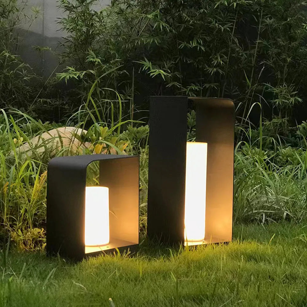 Lámpara de pie para exterior de metal con luz LED solar