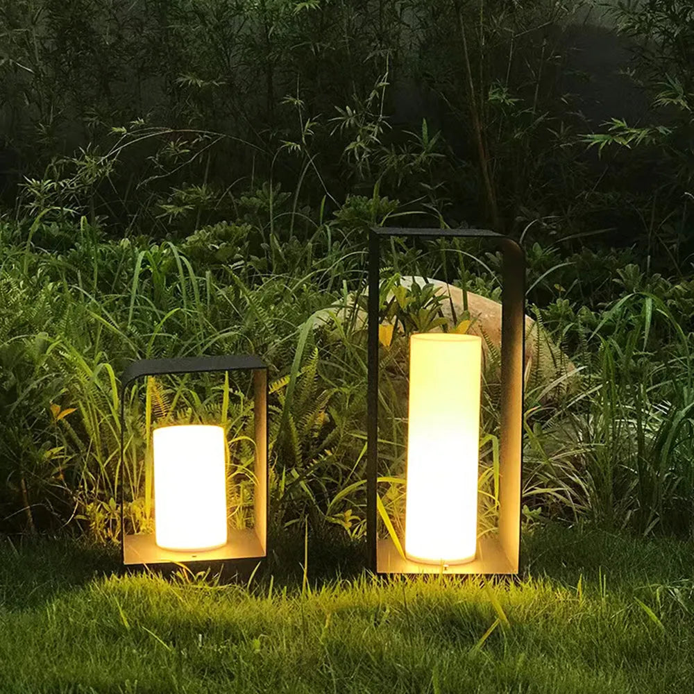Lámpara de pie para exterior de metal con luz LED solar