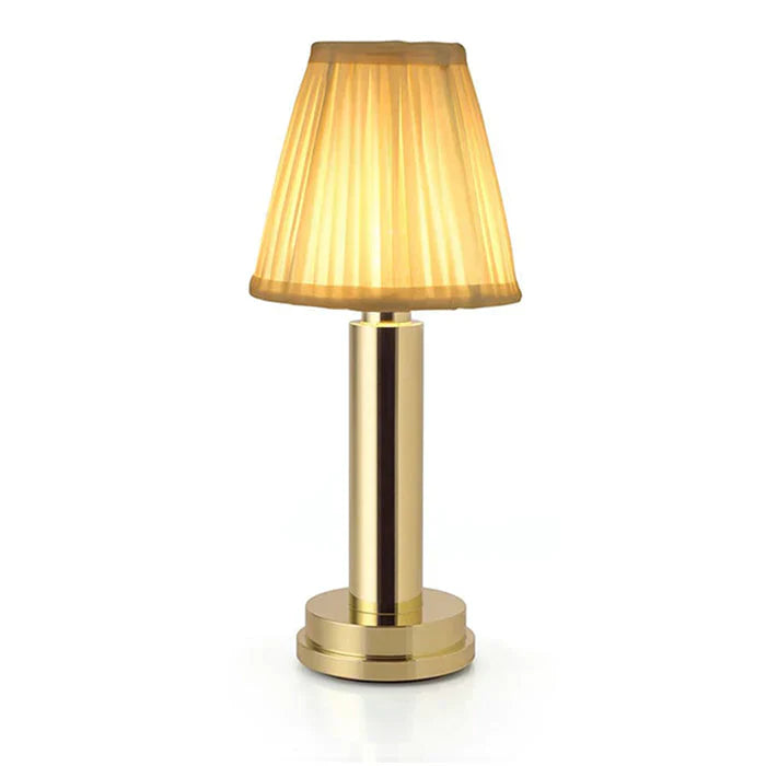 Lámpara de mesa con base dorada y pantalla de tela