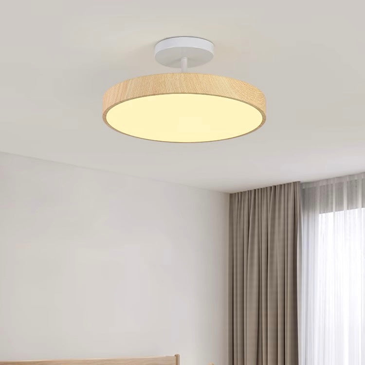 Lampa sufitowa z drewnem i półplafonem LED