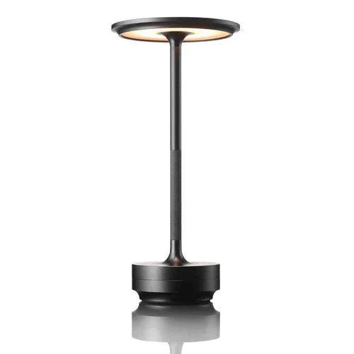 Lámpara de mesa de metal dorado con luz LED inalámbrica