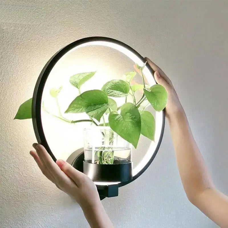 Wandleuchte mit Glas-Pflanzenhalter
