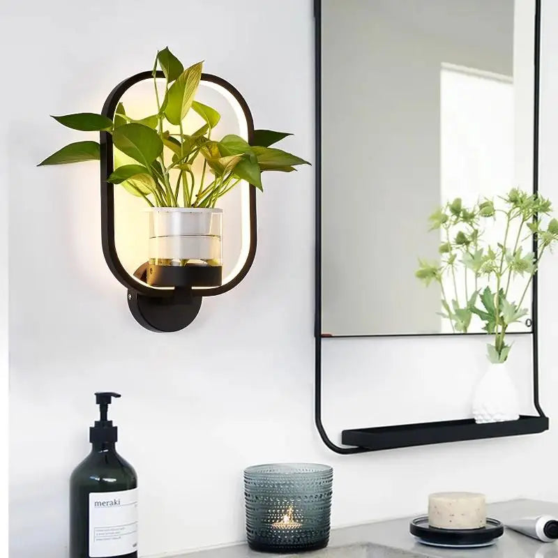 Wandleuchte mit Glas-Pflanzenhalter