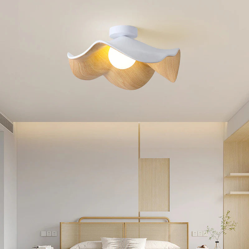 Lampada da soffitto con paralume a effetto legno a forma di fiore