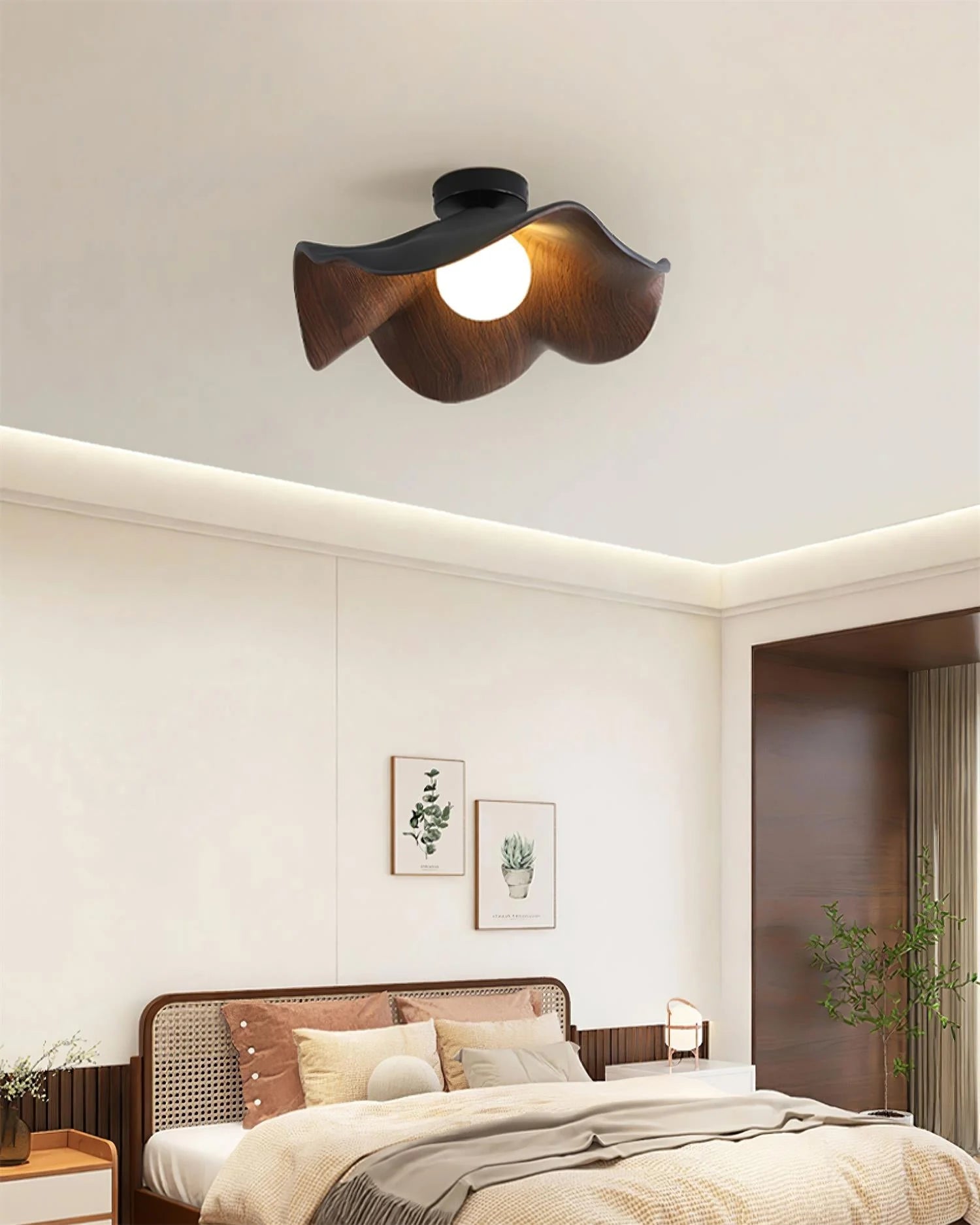 Lampada da soffitto con paralume a effetto legno a forma di fiore
