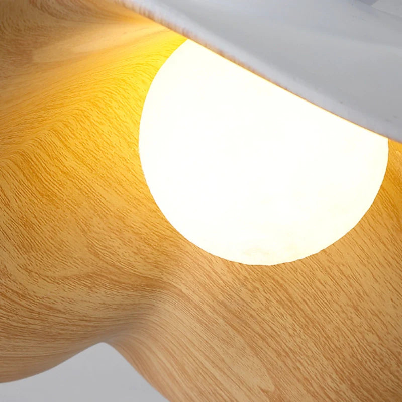 Lampada da soffitto con paralume a effetto legno a forma di fiore
