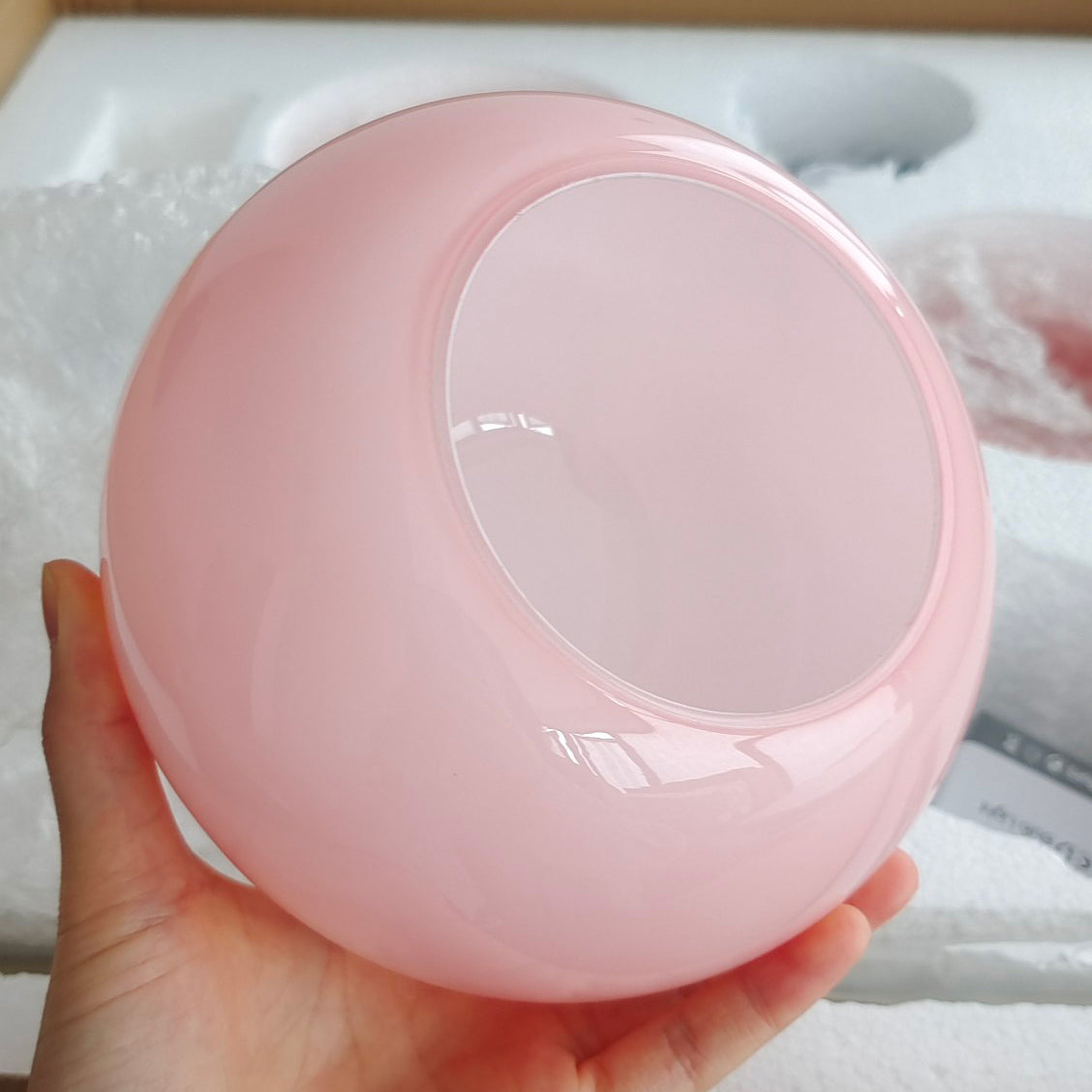 Lámpara de techo con pantallas de globo de vidrio rosa