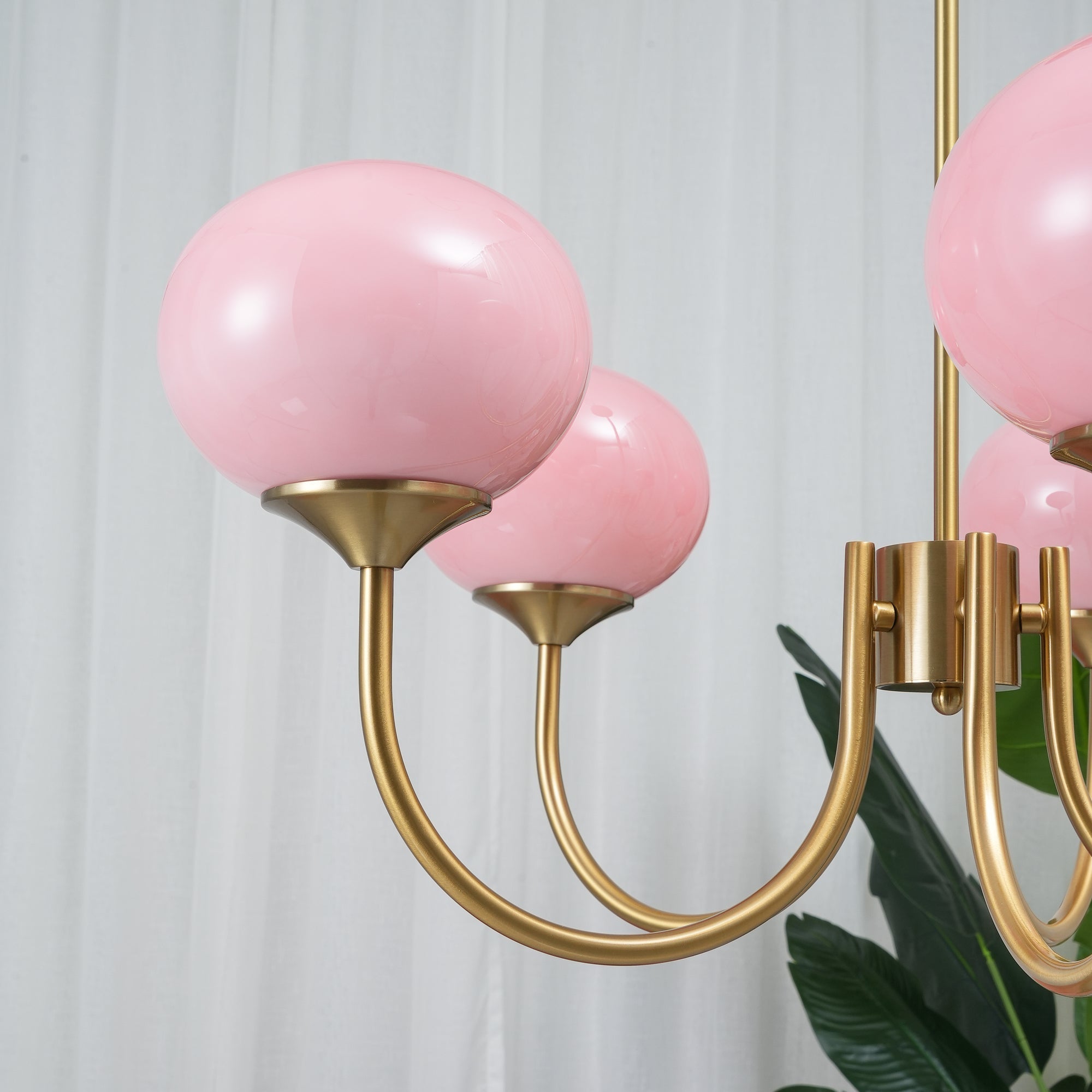 Lámpara de techo con pantallas de globo de vidrio rosa