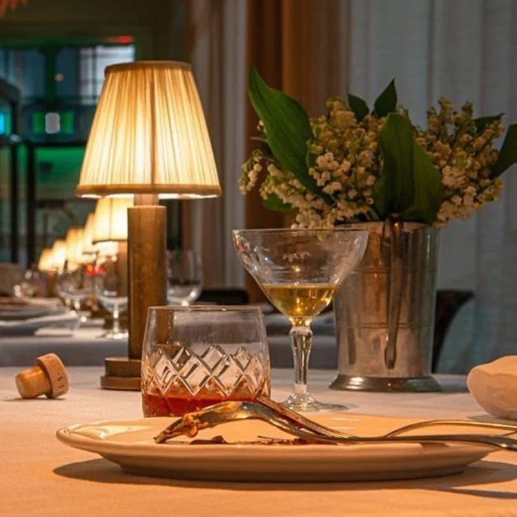 Lámpara de mesa con base dorada y pantalla de tela