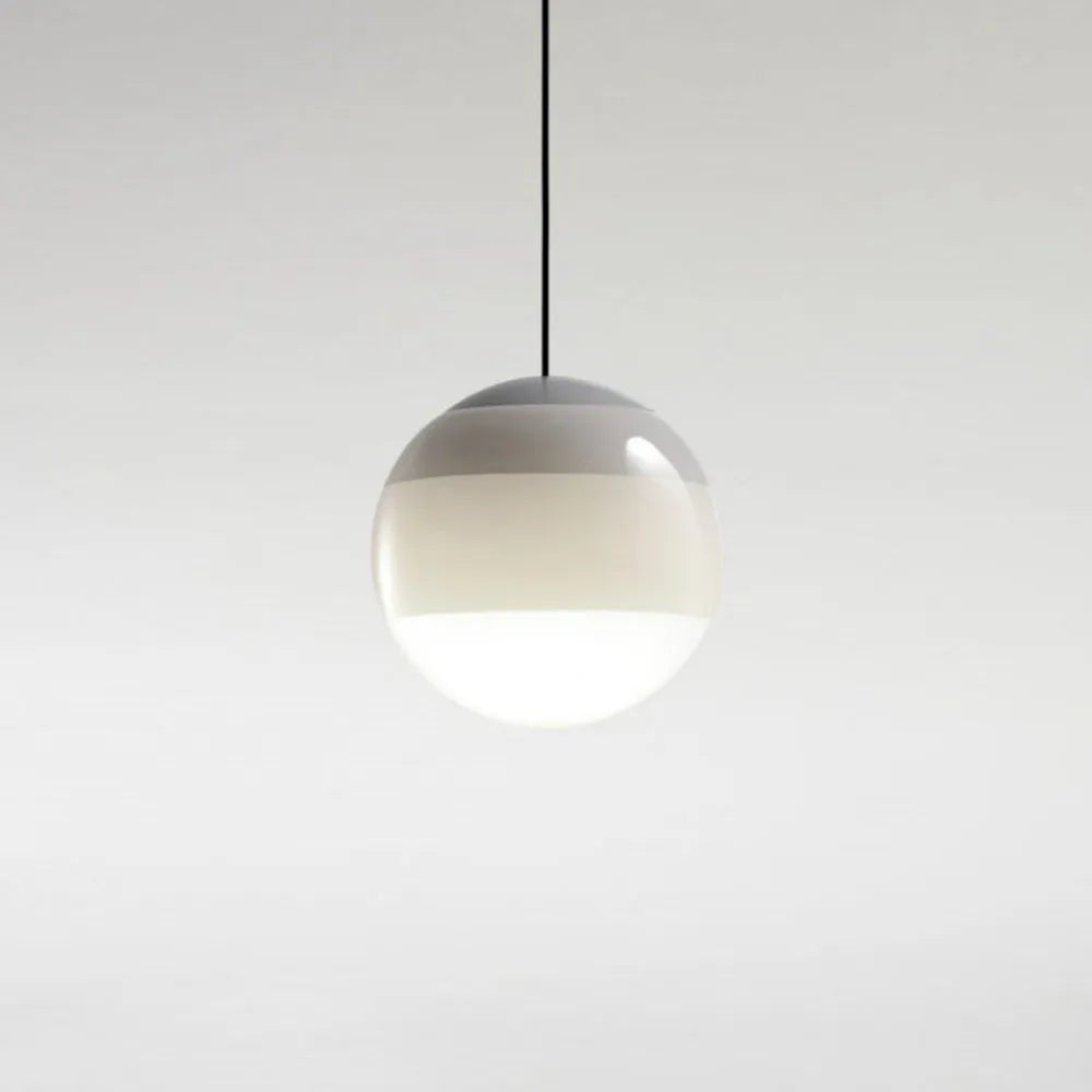Pendelleuchte mit farbigem Glaskugel-Design